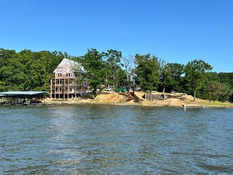 Hidden Valley Paradise Luxurious Lakefront Retreat House in Lake of the Ozarks