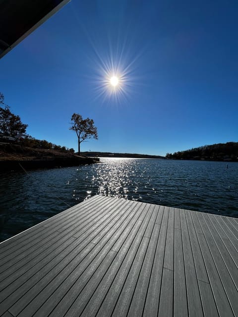Hidden Valley Paradise Luxurious Lakefront Retreat House in Lake of the Ozarks