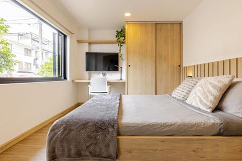 Bed, TV and multimedia, Photo of the whole room, Bedroom