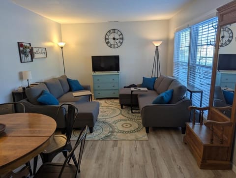 TV and multimedia, Living room, Seating area, Evening entertainment