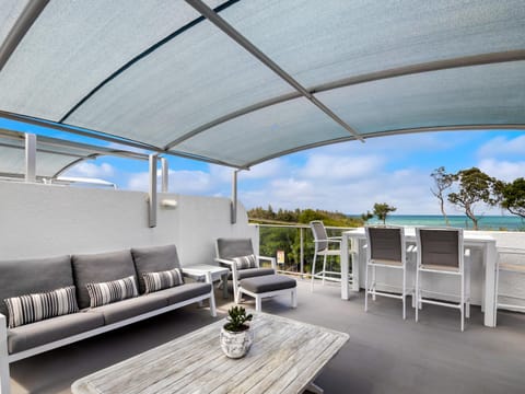 View (from property/room), Balcony/Terrace, Seating area, Sea view