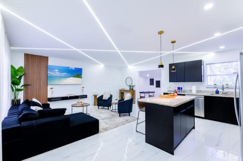 Communal lounge/ TV room, TV and multimedia, Kitchen or kitchenette, Living room, Seating area, Dining area, Evening entertainment, minibar