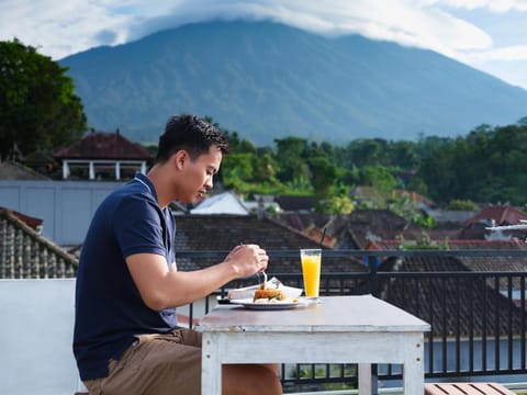 Restaurant/places to eat, Natural landscape, Food and drinks, Dining area, Food, Mountain view, Breakfast, Drinks