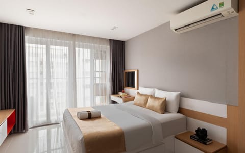 Bed, TV and multimedia, Living room, Photo of the whole room, Seating area, Bedroom, air conditioner