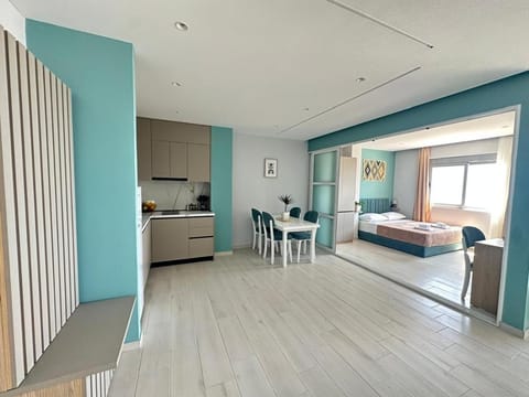 Bed, Kitchen or kitchenette, Photo of the whole room, Dining area, Bedroom, oven, pet friendly