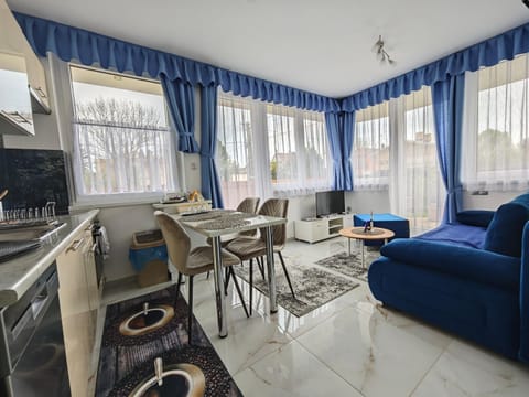 Communal lounge/ TV room, Kitchen or kitchenette, Living room