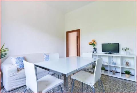 TV and multimedia, Living room, Dining area