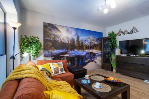 TV and multimedia, Living room, Seating area, Evening entertainment