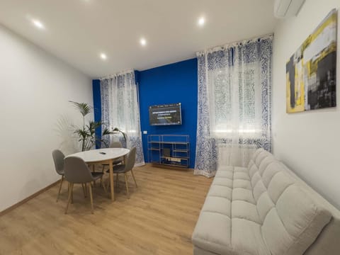 TV and multimedia, Living room, Seating area, Dining area