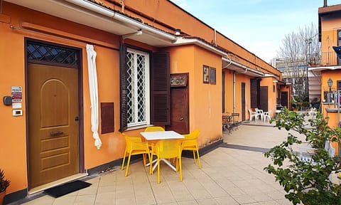 Property building, Patio, Day, Neighbourhood