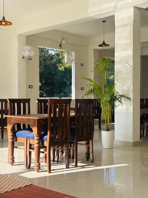 Restaurant/places to eat, Seating area, Dining area
