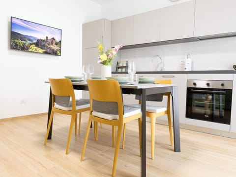 Kitchen or kitchenette, Dining area, oven, stove