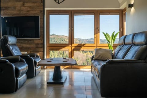 Communal lounge/ TV room, Natural landscape, TV and multimedia, Living room, Seating area, Evening entertainment, Mountain view