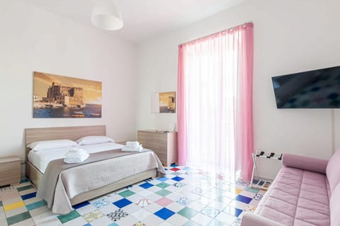 Bed, TV and multimedia, Photo of the whole room, Bedroom, towels