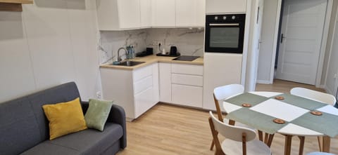 Coffee/tea facilities, Kitchen or kitchenette, Living room, Seating area, Dining area, oven, stove