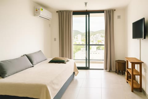 Communal lounge/ TV room, Bed, TV and multimedia, Bedroom, air conditioner