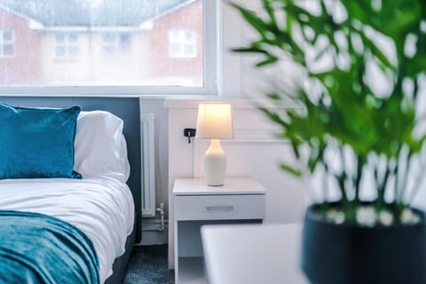 Bed, Living room, Photo of the whole room, Seating area, Bedroom