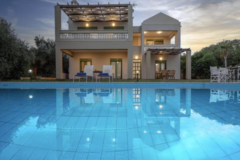 Property building, Patio, Day, Pool view, Swimming pool, sunbed