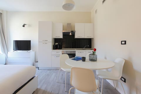 TV and multimedia, Coffee/tea facilities, Photo of the whole room, Dining area, Bedroom, oven