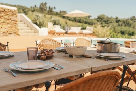 Patio, Day, Natural landscape, Balcony/Terrace, Food and drinks, Dining area, Food, Mountain view