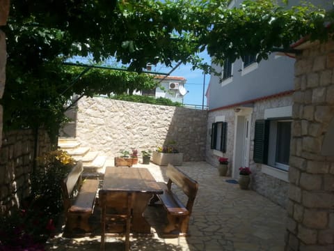 Patio, Area and facilities