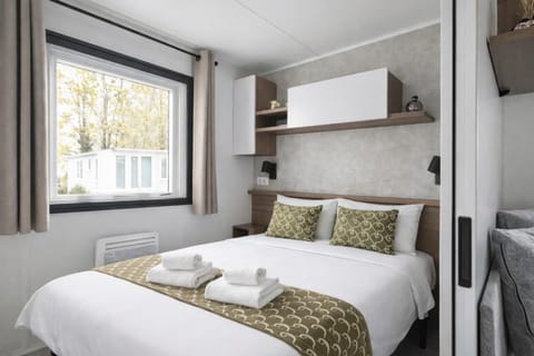 Bed, Photo of the whole room, Bedroom, storage, storage, towels, towels
