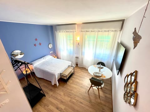 Bed, TV and multimedia, Seating area, Dining area, Bedroom