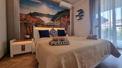 Bed, Photo of the whole room, Bedroom, towels, air conditioner