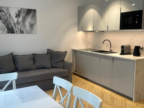 Kitchen or kitchenette, Living room, Seating area, Dining area