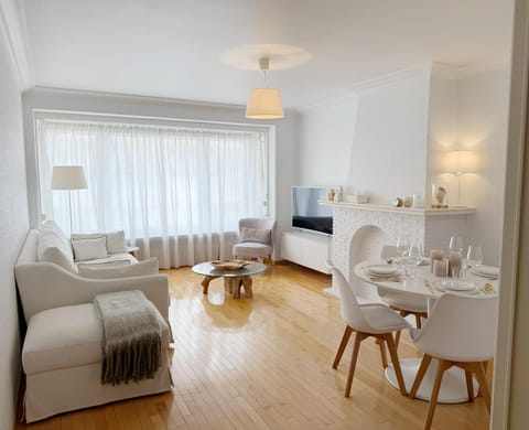 Photo of the whole room, Seating area, Dining area