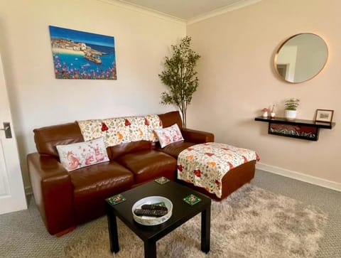 No23 - Bright & spacious 2nd floor flat - PET friendly - Noon check out Apartment in Carlisle