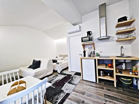 Kitchen or kitchenette, Living room, Seating area, Dining area