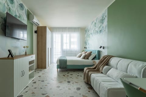 Communal lounge/ TV room, TV and multimedia, Living room, Seating area, Bedroom