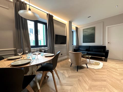 TV and multimedia, Living room, Seating area, Dining area