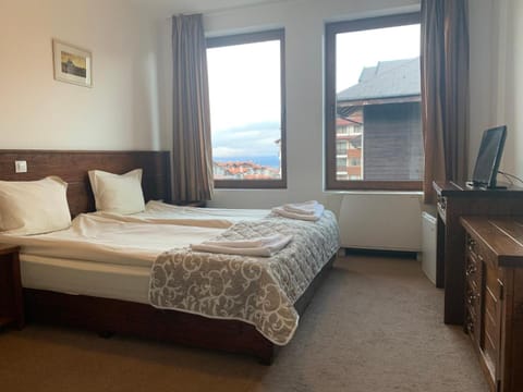 Bed, TV and multimedia, Photo of the whole room, Bedroom