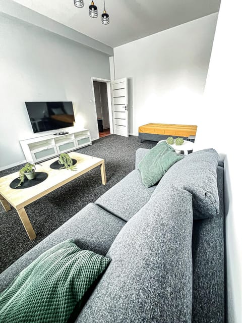 Bed, TV and multimedia, Seating area
