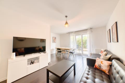 TV and multimedia, Seating area, Dining area