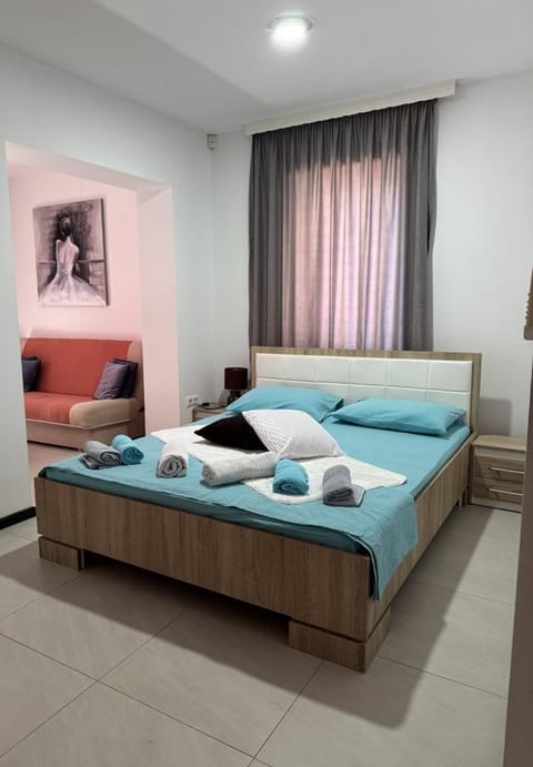 Bed, Bedroom, towels