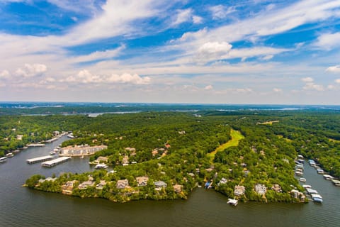 Lakeside Hideaway Gold Room Apartment in Lake of the Ozarks