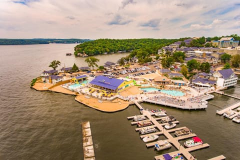 Lakeside Hideaway Gold Room Apartment in Lake of the Ozarks
