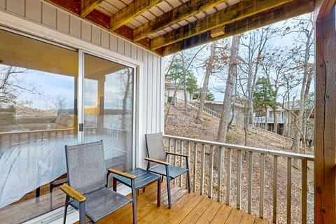 Lakeside Hideaway Green Room House in Lake of the Ozarks