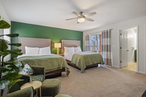 Lakeside Hideaway Green Room House in Lake of the Ozarks