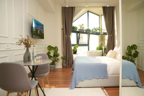TV and multimedia, Photo of the whole room, Seating area, Bedroom