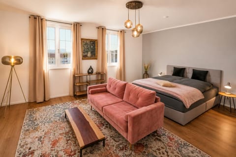 Bed, Living room, Photo of the whole room, Seating area, Bedroom