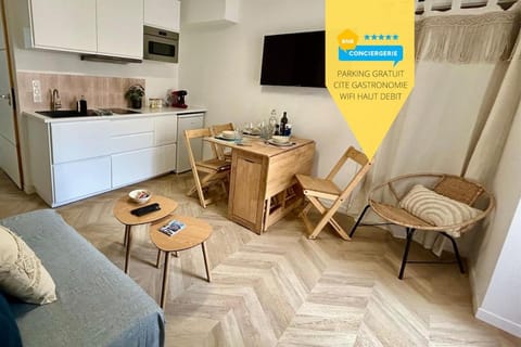 TV and multimedia, Kitchen or kitchenette, Living room, Seating area, Dining area, internet, stove