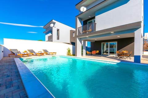 Property building, Swimming pool, sunbed