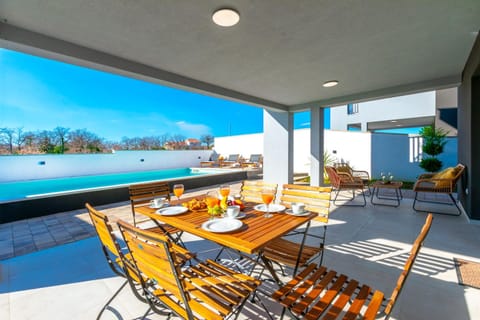 Balcony/Terrace, Seating area, Swimming pool, sunbed