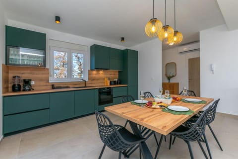 Kitchen or kitchenette, Dining area, stove