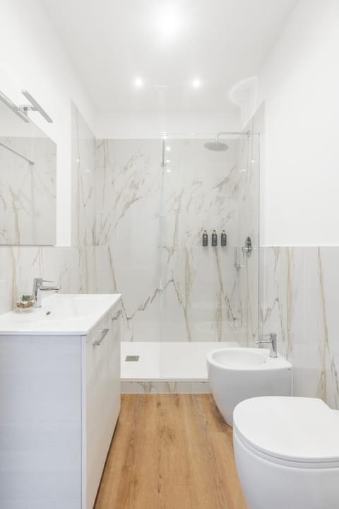 Shower, Toilet, Bathroom, bidet, towels