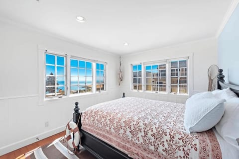 Luxurious Seaside Escape-85 Steps to the Beach-Panoramic Ocean Views House in Laguna Beach